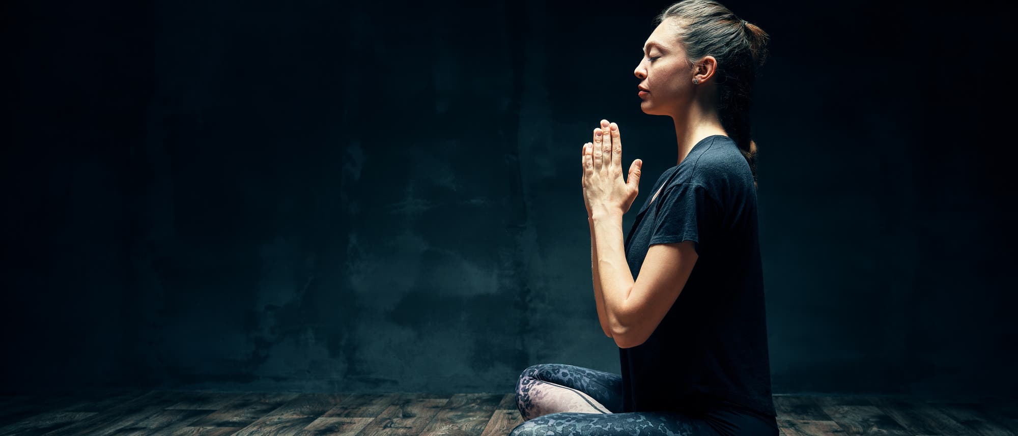 Der Lotussitz gilt als optimale und eine der neun Sitzhaltungen für die Meditation.