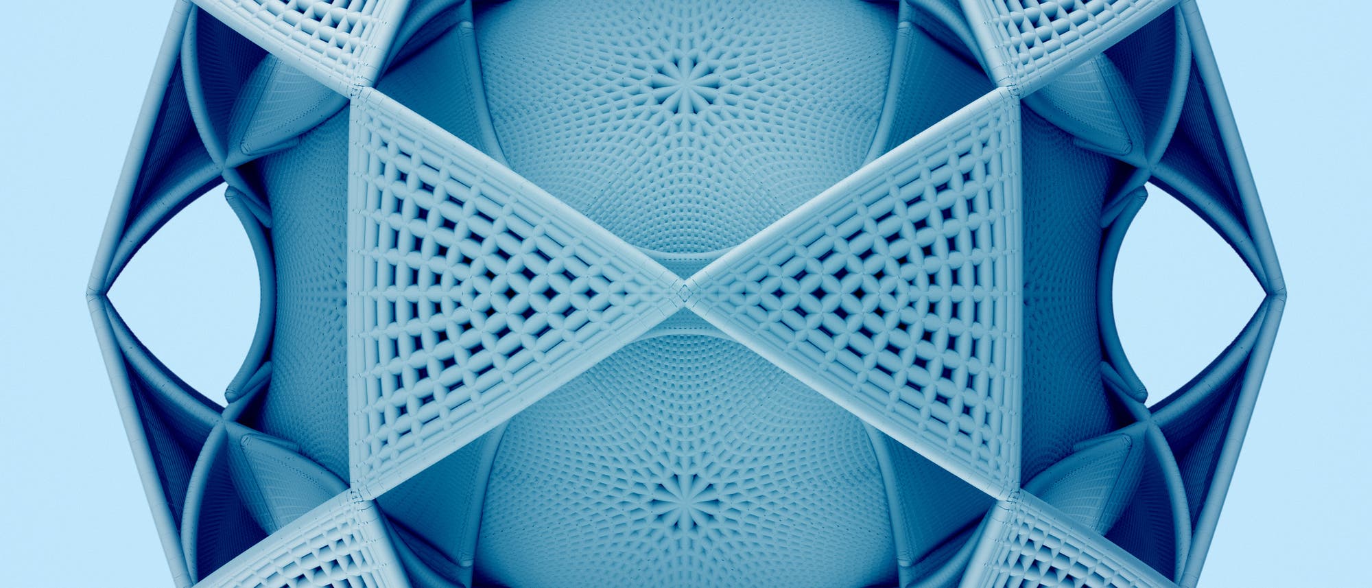 Eine komplexe 3-D-Darstellung eines geometrischen Objekts mit symmetrischen, ineinandergreifenden Mustern und offenen Strukturen. Die Oberfläche besteht aus dreieckigen und sechseckigen Elementen mit einem gitterartigen Design. Die Farbgebung ist einheitlich in verschiedenen Blautönen gehalten, was dem Objekt ein futuristisches Aussehen verleiht. Der Hintergrund ist einfarbig hellblau, was den Fokus auf die detaillierte Struktur des Objekts lenkt.