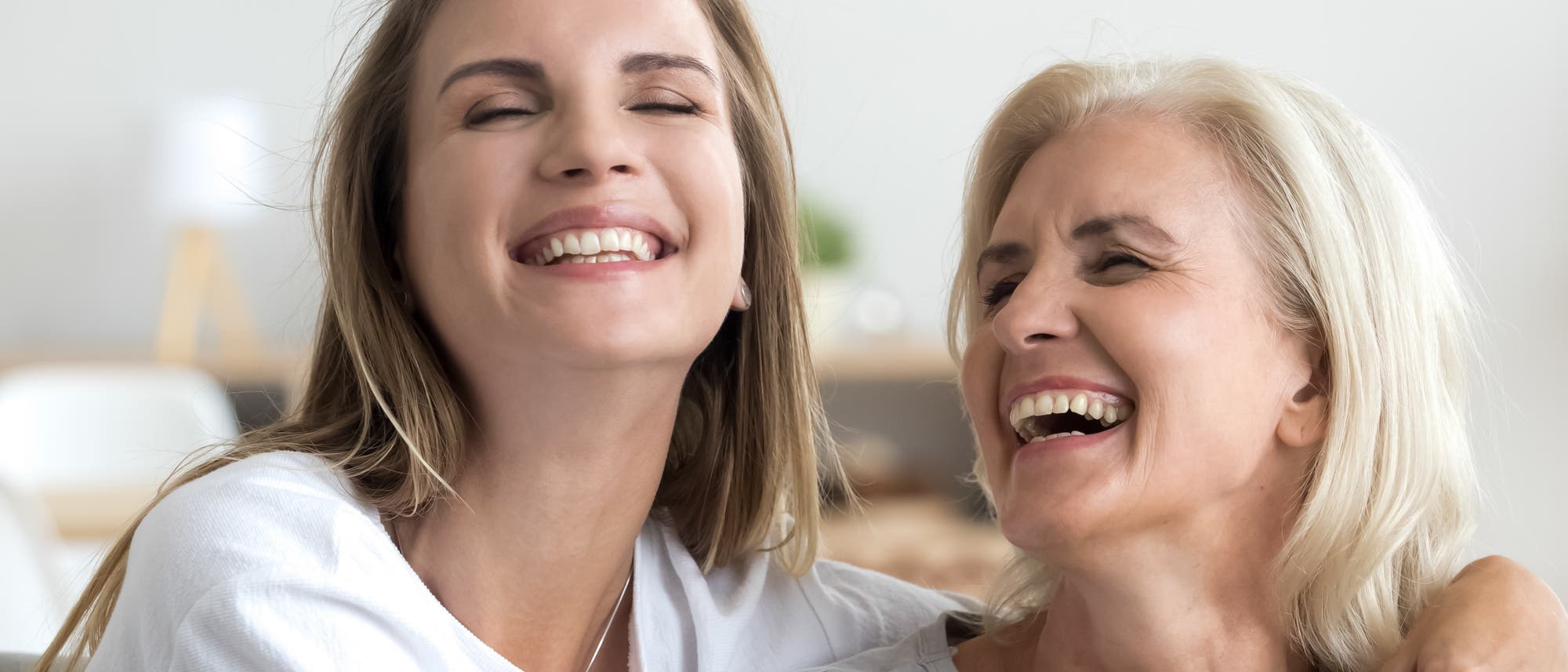 Mutter und Tochter lachen gemeinsam