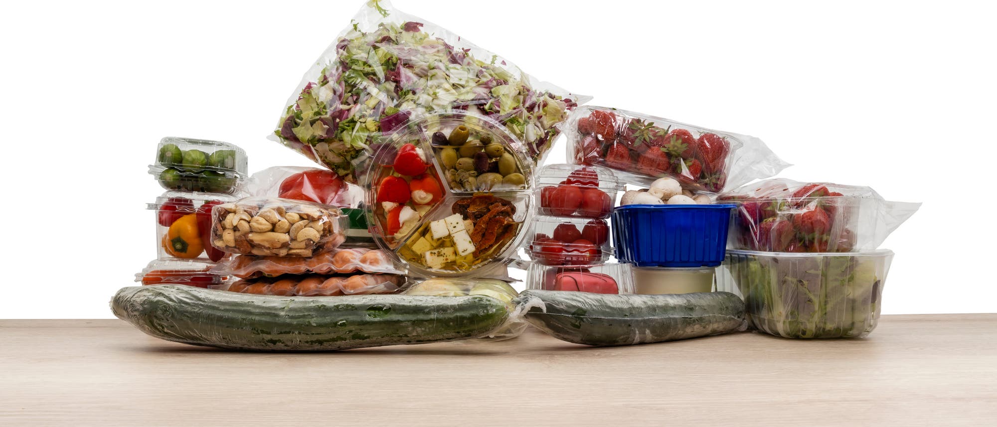 Verschiedene Gemüse- und Obstsorten sind in transparente Plastikverpackungen verpackt