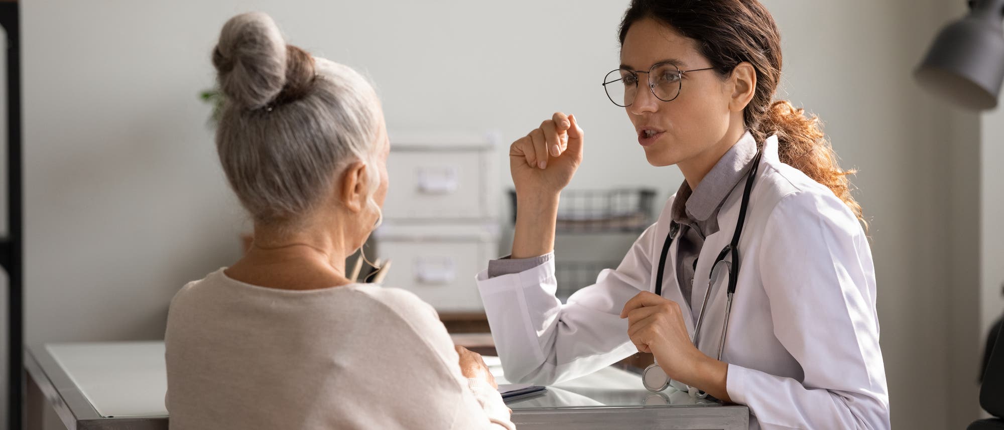 Ärztin im Gespräch mit älterer Patientin