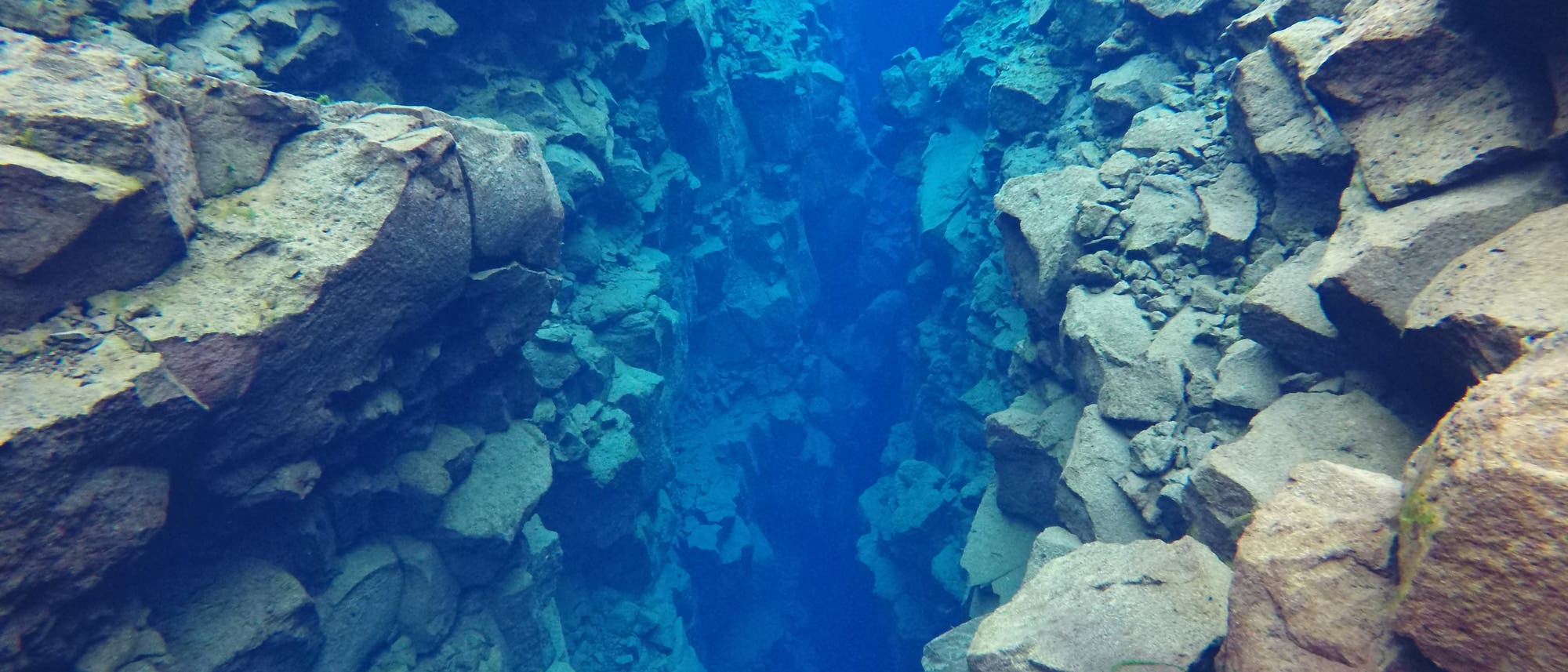 Unterwasseraufnahme eines Felsgrabens
