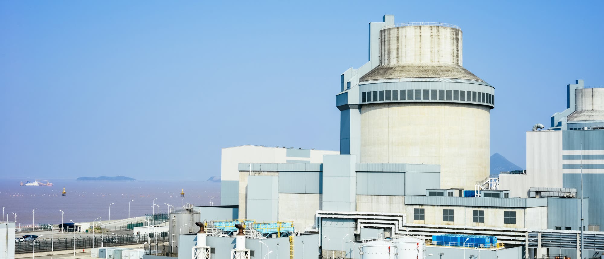 In China gibt es mehr als 50 konventionelle Kernkraftwerke wie dieses in Sanmen County, Zhejiang (Archivbild). Aber der experimentelle Thoriumreaktor in Wuwei wird ein Novum sein.