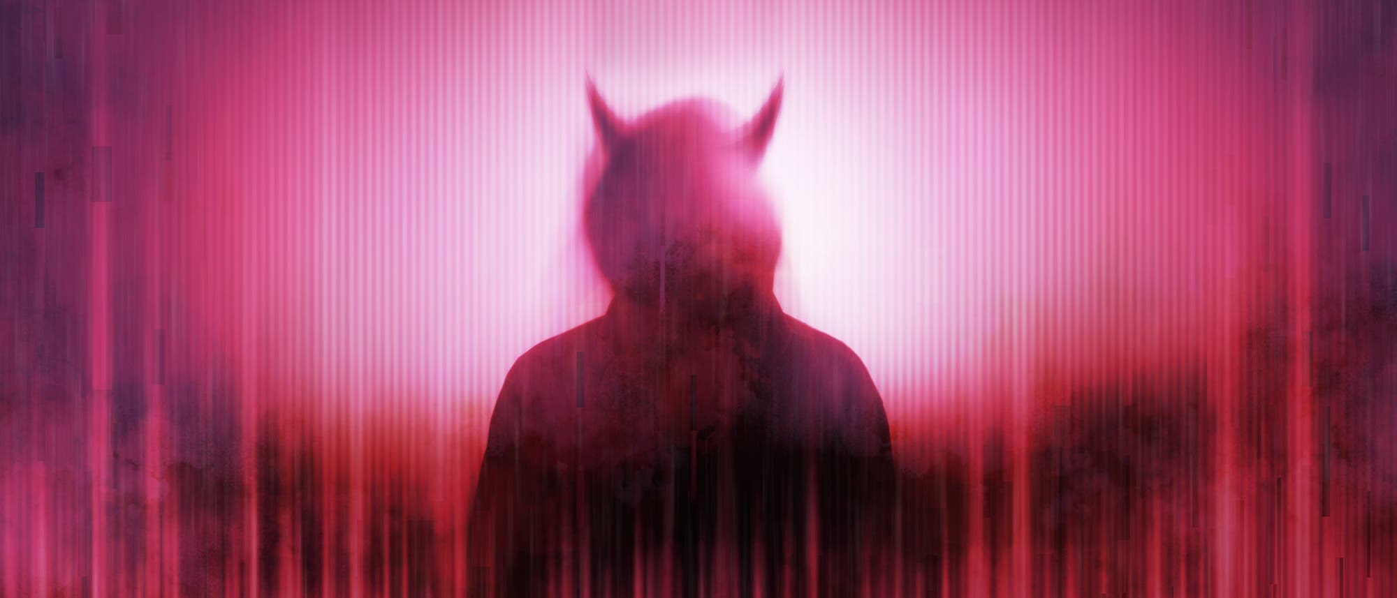 Silhouette der Rückenansicht einer Person mit Kapuze und Hörnern, vor rotem Hintergrund