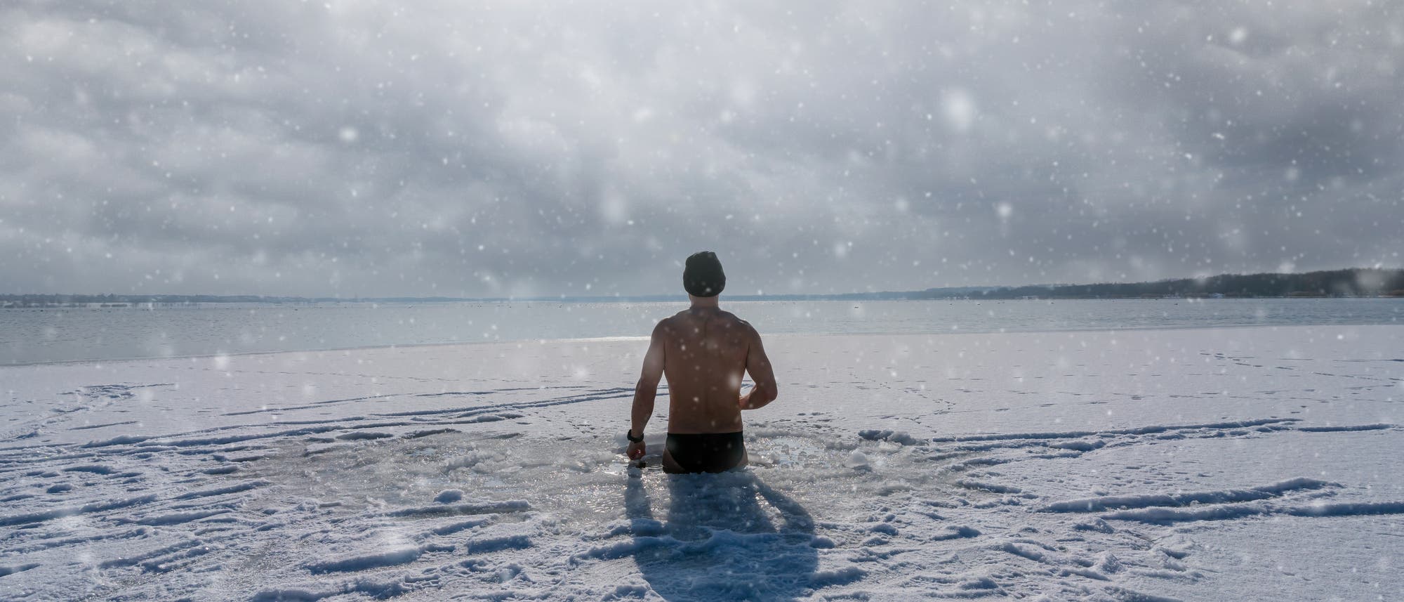 Mann badet in Eiswasser