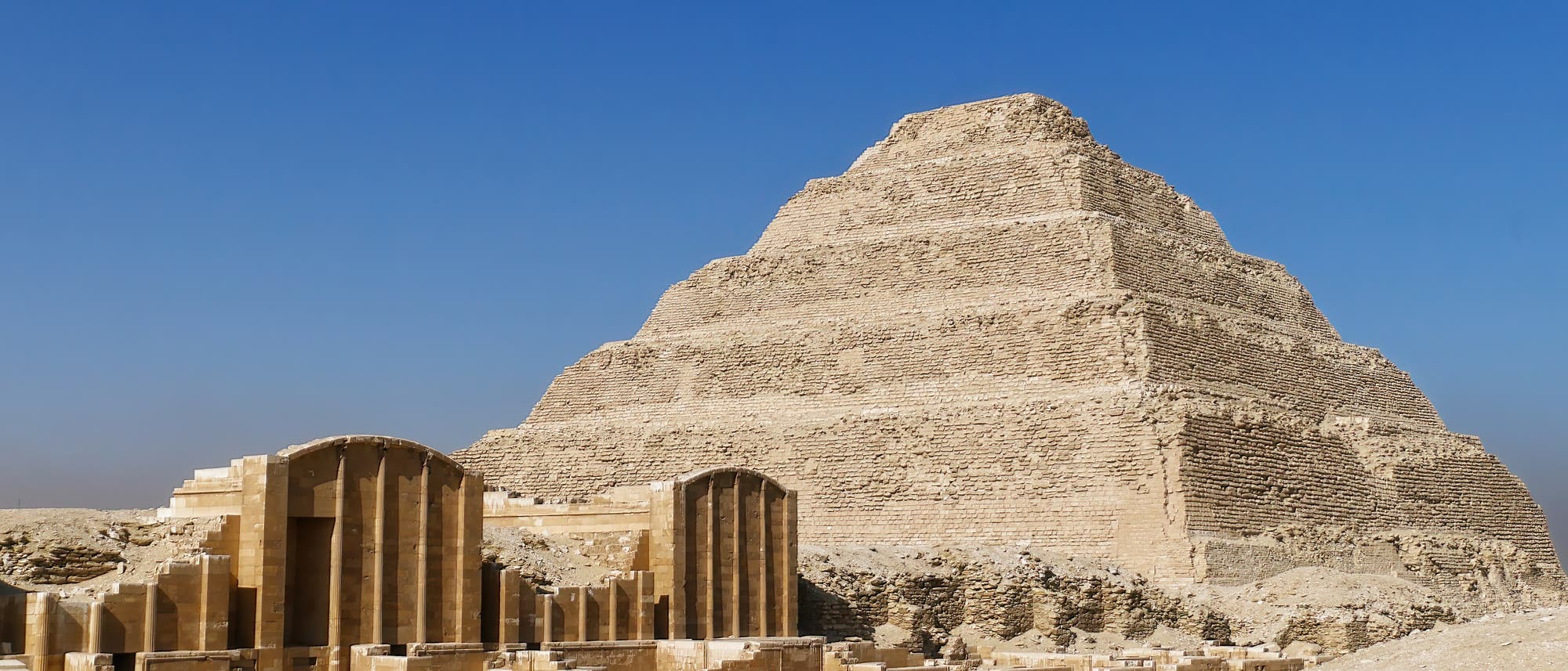 Der Pyramidenkomolex von König Djoser mit Scheintempeln und seiner Stufenpyramide, erbaut um 2700 v. Chr. in Sakkara.