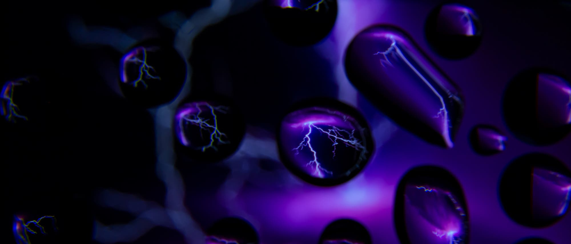 Wassertropfen auf einer glatten Oberfläche, die Blitze in einem dunklen, violetten Hintergrund reflektieren. Die Tropfen vergrößern die Blitzmuster, wodurch ein dramatischer visueller Effekt entsteht. Die Szene vermittelt eine mystische und energiegeladene Atmosphäre. Wassertropfen auf einer glatten Oberfläche, die Blitze in einem dunklen, violetten Hintergrund reflektieren. Die Tropfen vergrößern die Blitzmuster, wodurch ein dramatischer visueller Effekt entsteht. Die Szene vermittelt eine mystische und energiegeladene Atmosphäre.