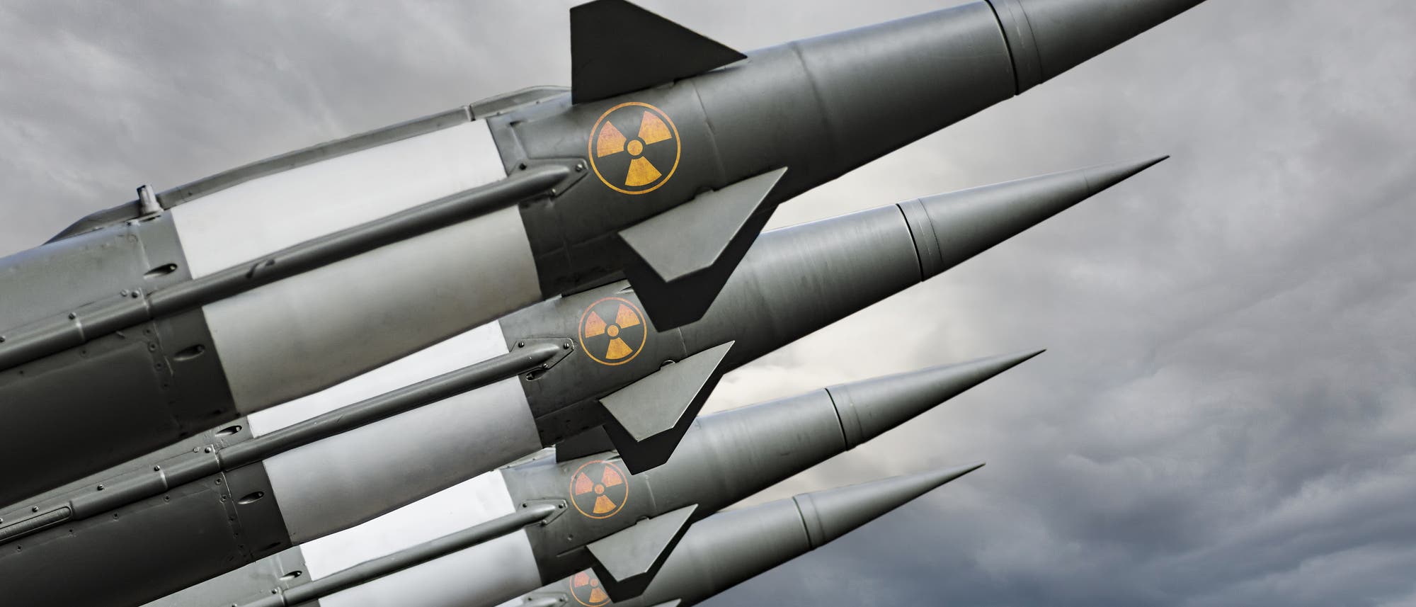 Eine Reihe von Raketen mit Nuklear-Logo auf der Verkleidung.