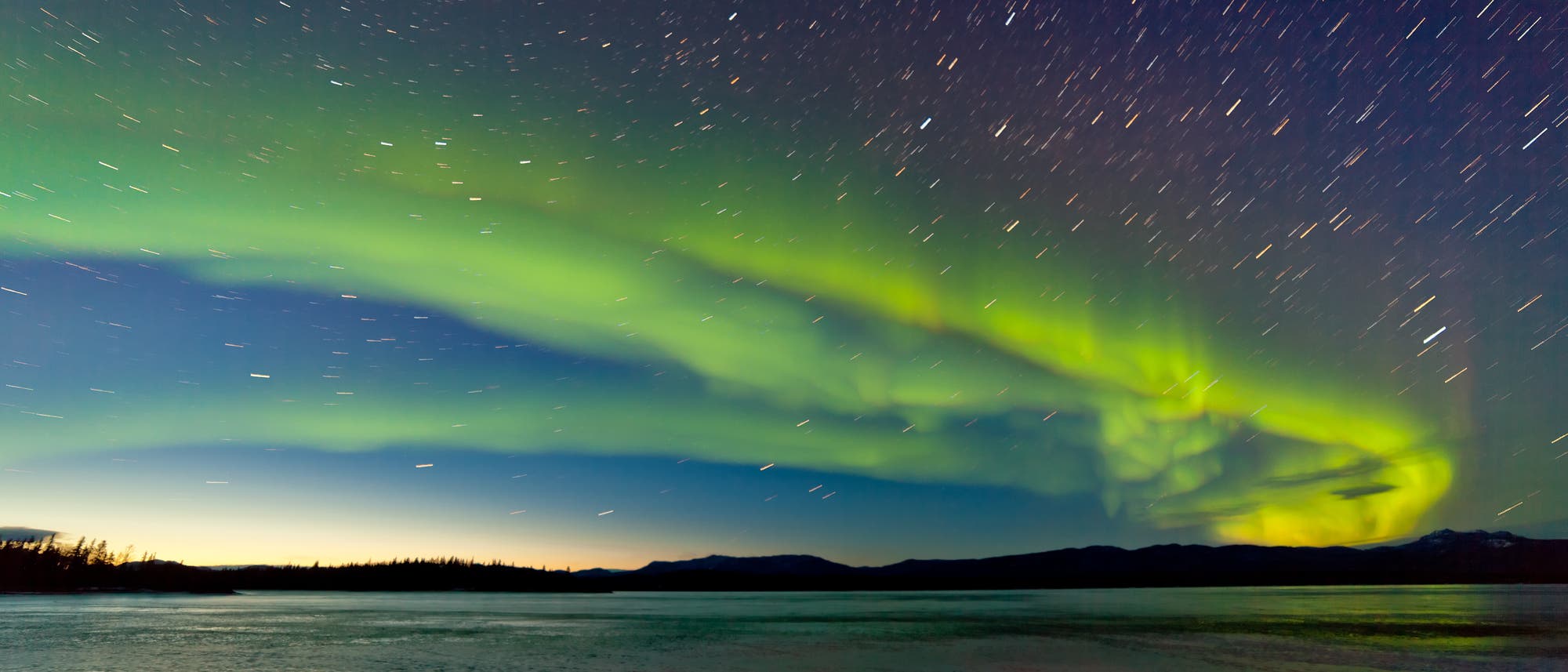 Polarlichter über zugefrorenem See