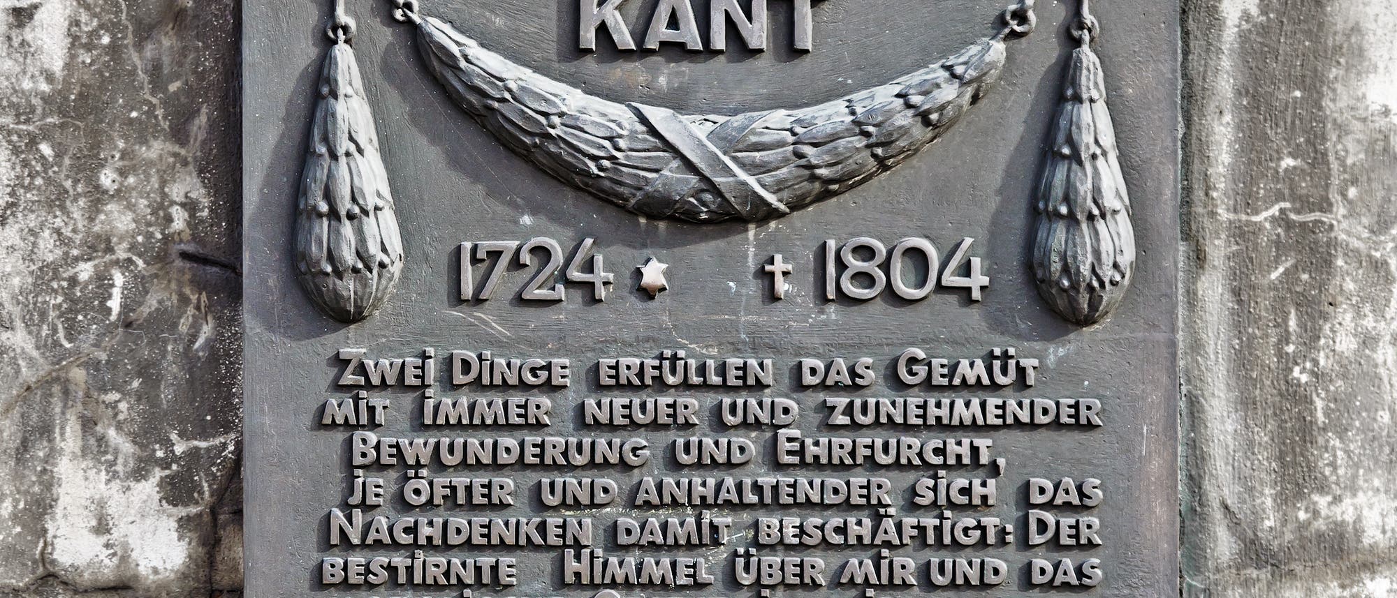 S/W-Bild einer Gedenktafel mit einem Zitat Kants