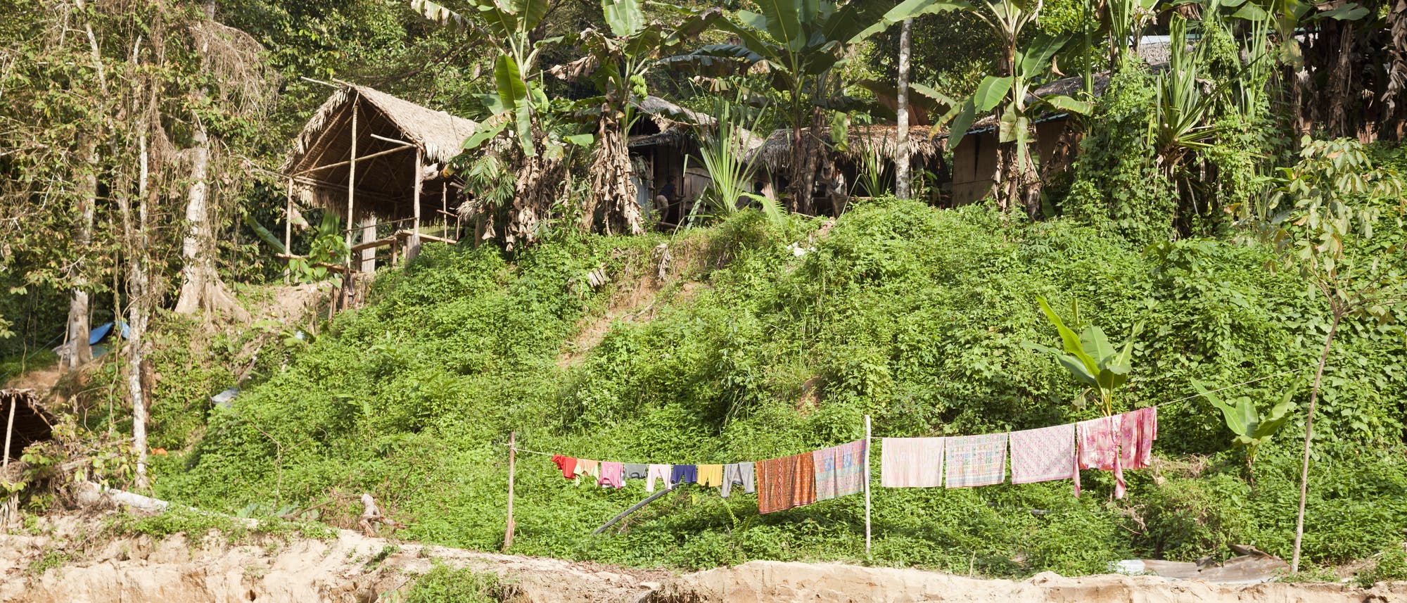 Blick auf eine Siedlung der Orang Asil, einer Volksgruppe in Malaysia, zu der auch die nicht sesshaften Batek gehören.