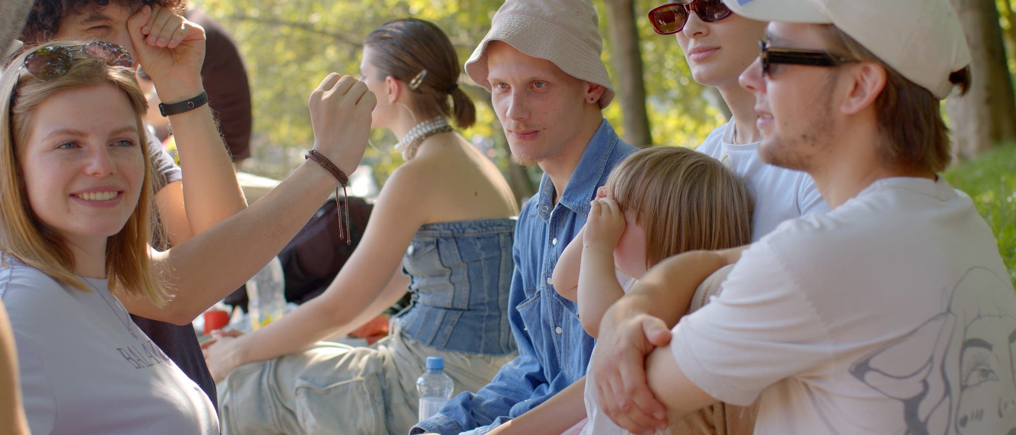 Eine Gruppe junger Menschen beim Picknick im Park