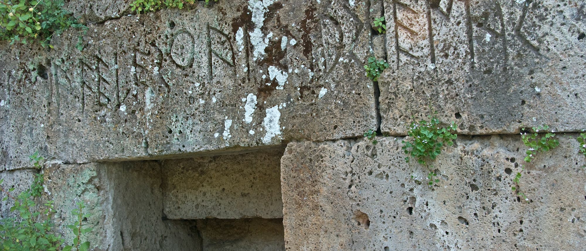 Grab mit etruskischer Inschrift.