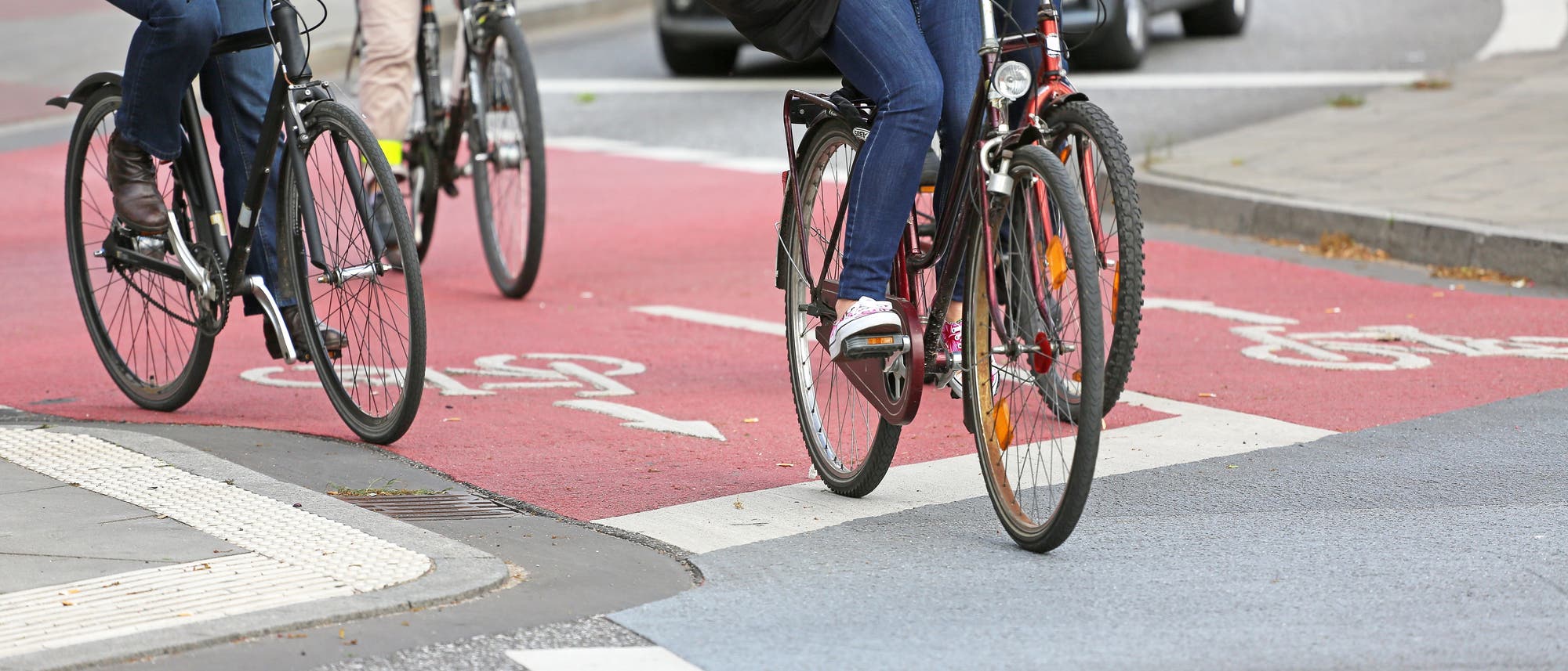 Fahrradfahrer (bis zum Hals zu sehen) auf einem markierten Radweg fahrend. Fahrradfahrer (bis zum Hals zu sehen) auf einem markierten Radweg fahrend.