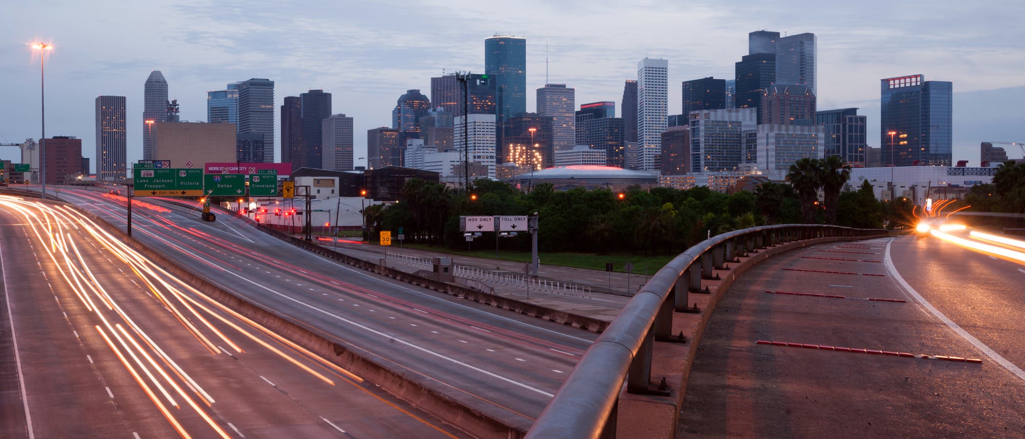 Im Vordergrund Freeways, im Hintergrund die Skyline von Houston