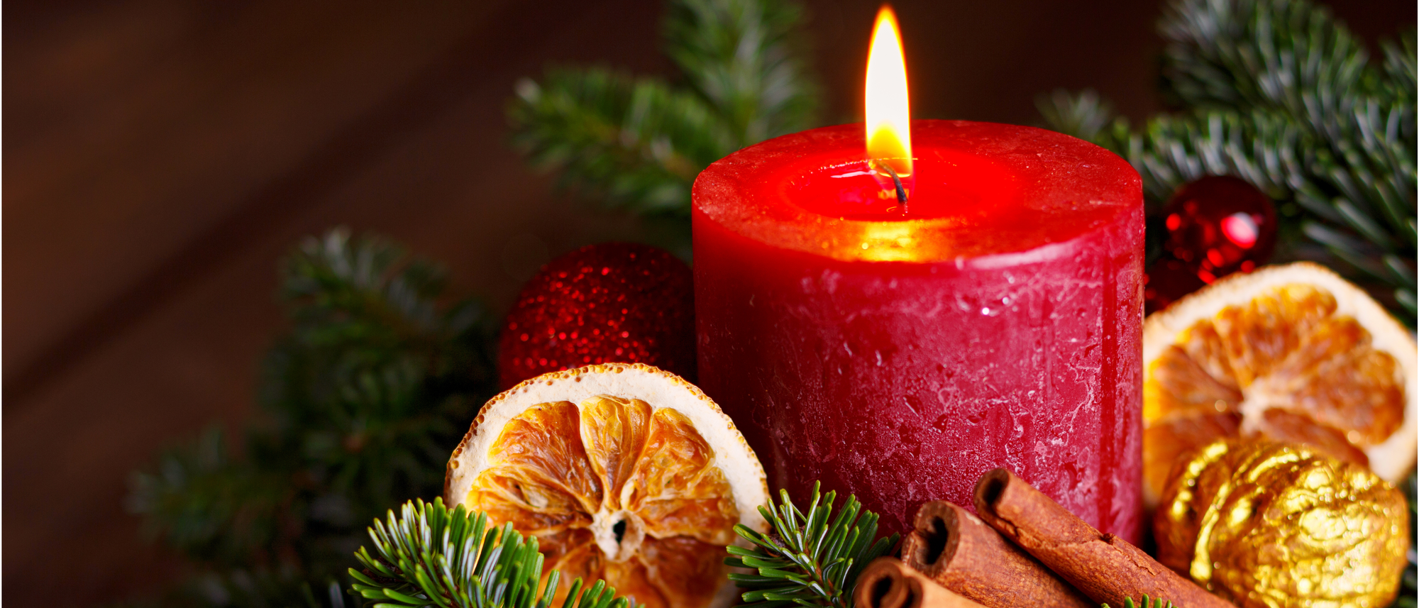 Adventsgesteck mit Tannenzweigen, Kerzen, Zimt, Orange, Nuss