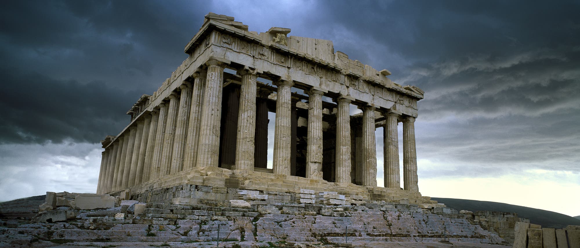 Dunkle Wolken über der Akropolis und Athen