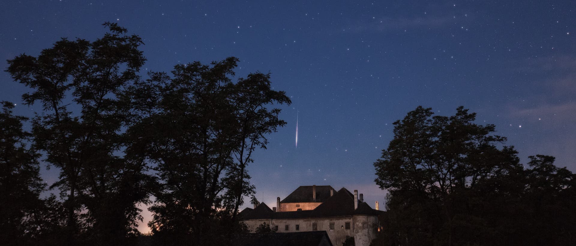 Perseiden-Meteor über Schloss Albrechtsberg