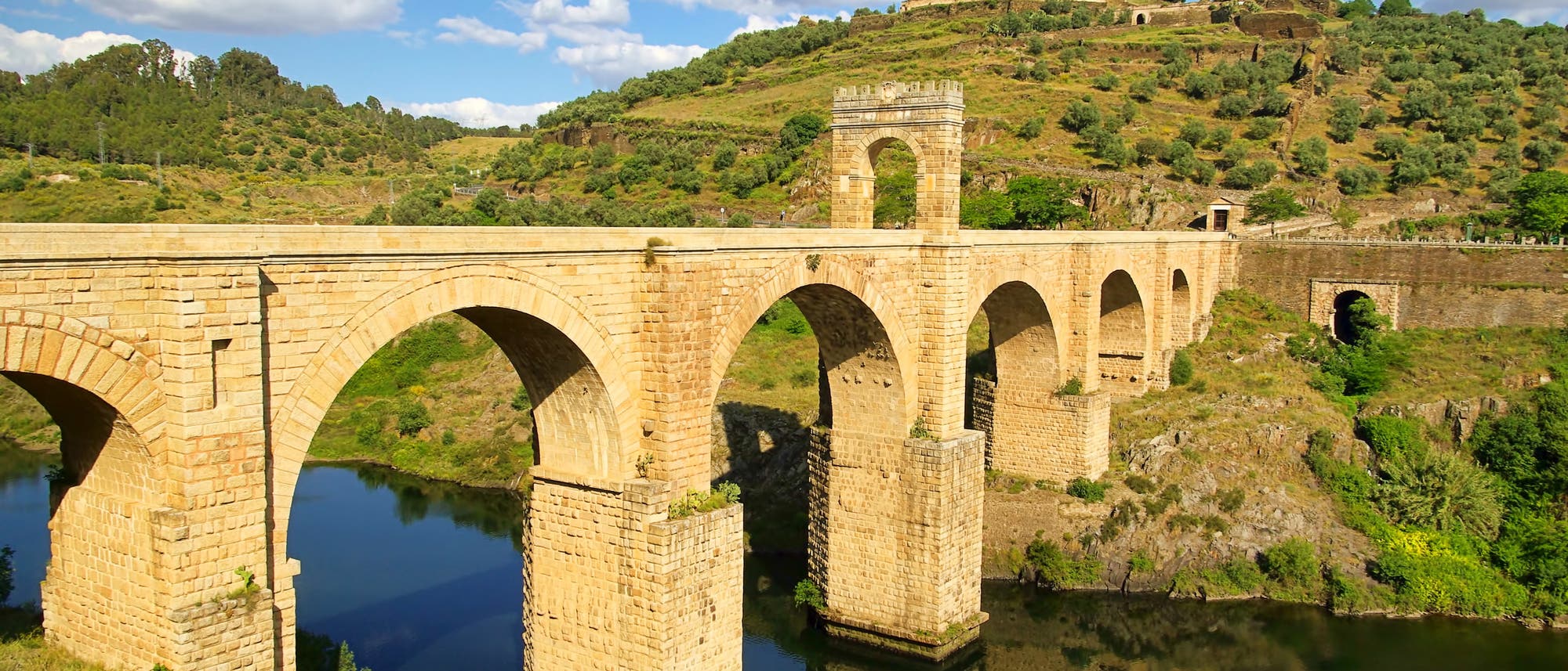 Römische Steinbogenbrücke in Alcantara