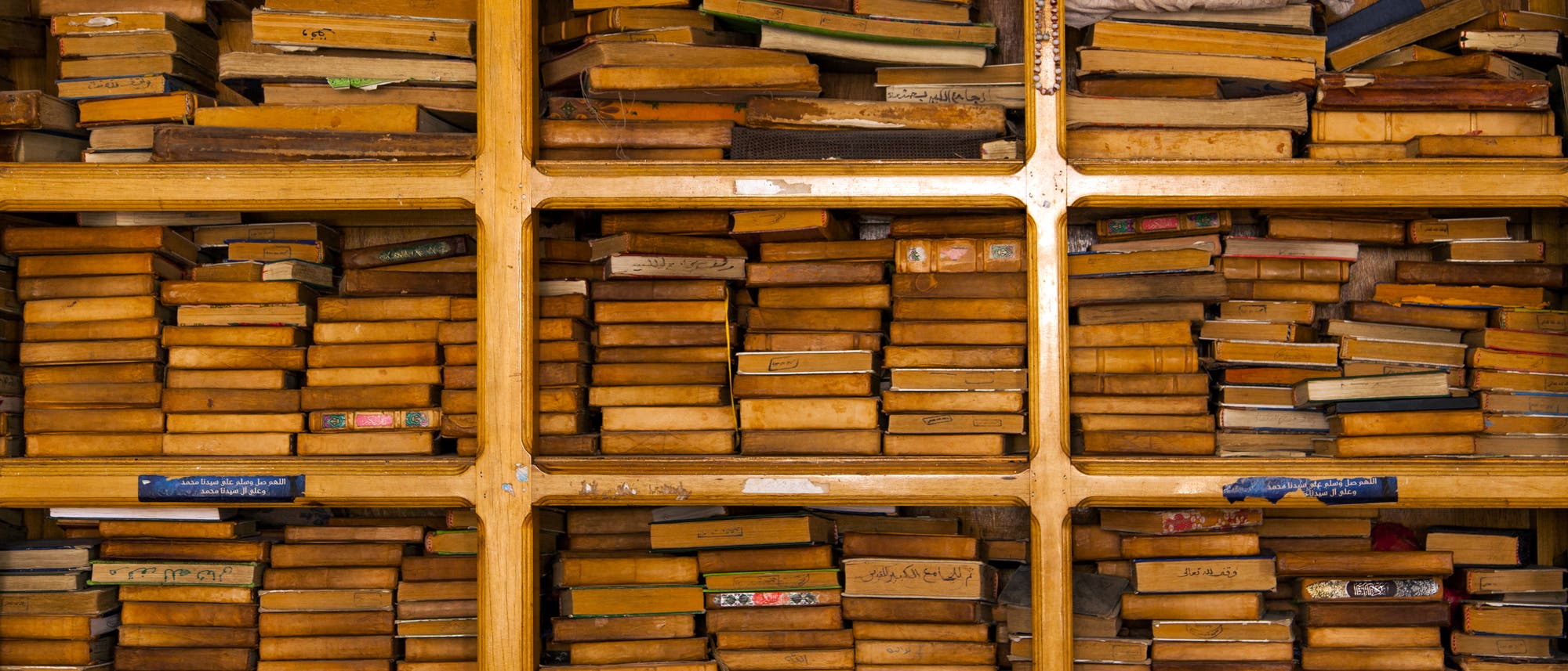 Ein Regal mit alten Büchern