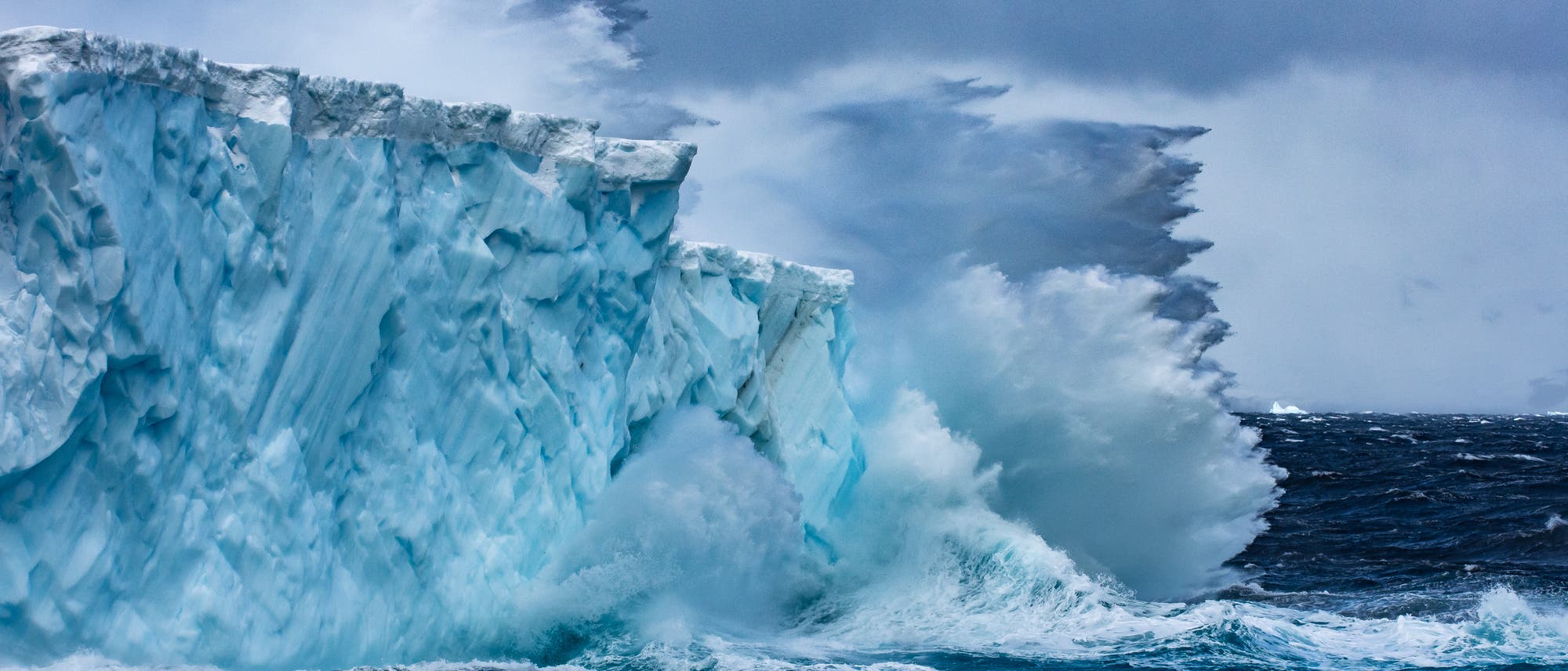 Rund um die Antarktis trifft das stürmischste Meer auf die größten Eismassen der Welt.