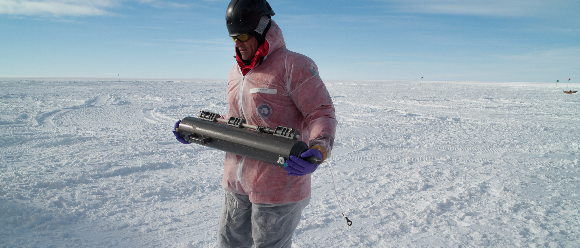 Antarktisforscher mit Eissee-Bohrprobe