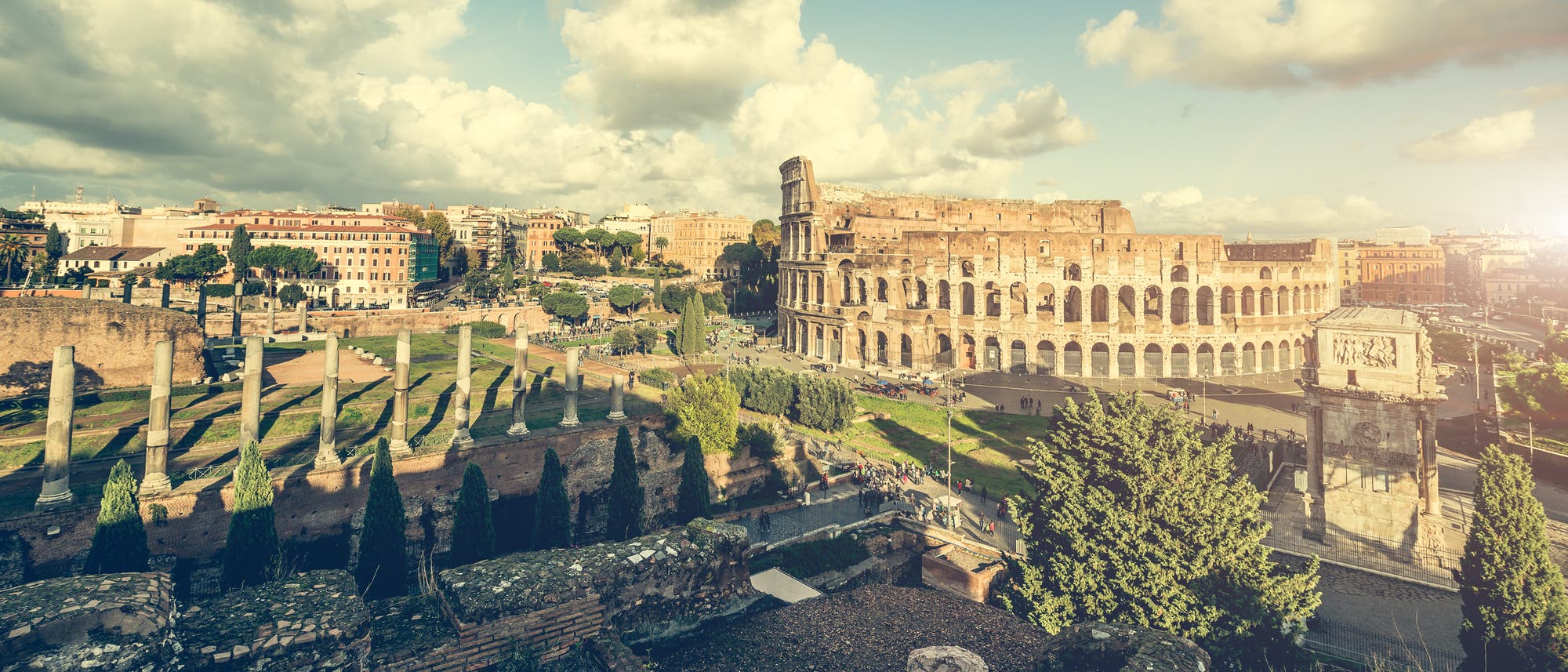 Antike Säulen am Colosseum in Rom