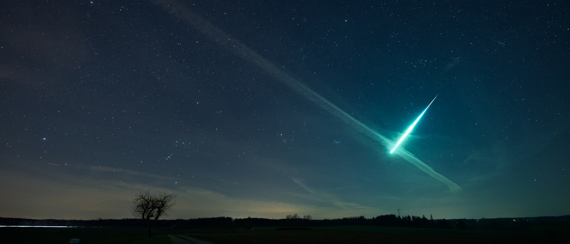 Aufnahme einer hellen Feuerkugel am Himmel