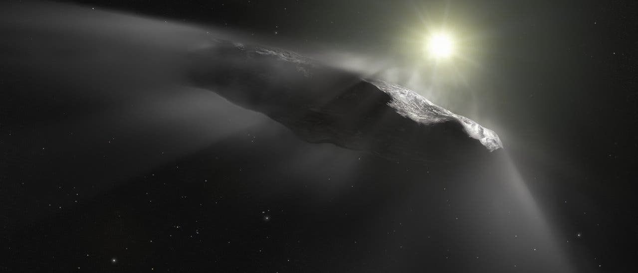 Ein länglicher, dunkler Himmelskörper im Weltraum, der von einem hellen Licht im Hintergrund beleuchtet wird. Der Körper scheint von Sonnenstrahlen umgeben zu sein, die von der Oberfläche reflektiert werden. Im Hintergrund sind zahlreiche kleine Sterne sichtbar. Der Himmelskörper stellt den Komet 3I/ATLAS dar.