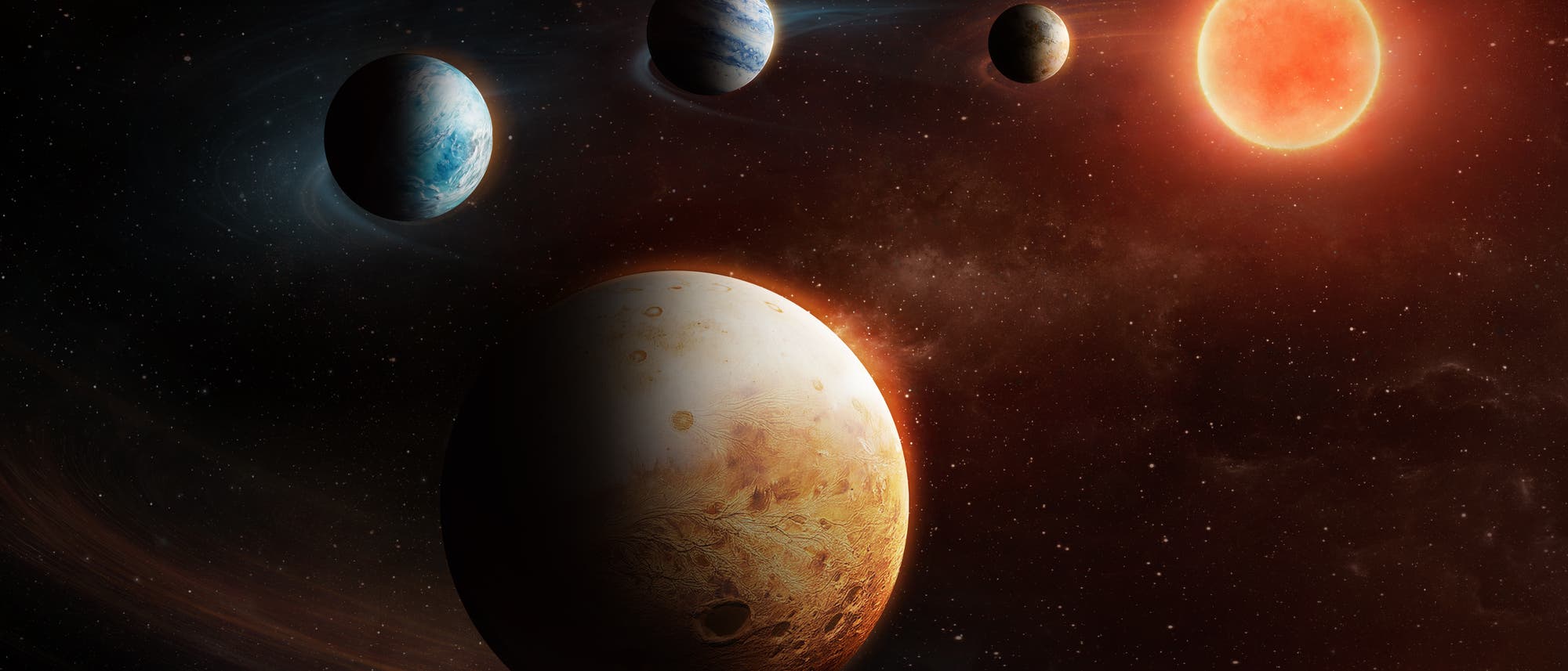 Eine k&uuml;nstlerische Darstellung eines Planetensystems im Weltraum. Im Vordergrund ist ein gro&szlig;er, detailreich texturierter Planet mit r&ouml;tlichen und wei&szlig;en T&ouml;nen zu sehen. Im Hintergrund befinden sich vier weitere Planeten unterschiedlicher Gr&ouml;&szlig;e und Farbe, die um einen leuchtenden, orangefarbenen Stern kreisen. Der Hintergrund zeigt einen Sternenhimmel mit zahlreichen kleinen Sternen und einem leichten Nebel. Das Bild vermittelt ein Gef&uuml;hl von Weite und kosmischer Sch&ouml;nheit.