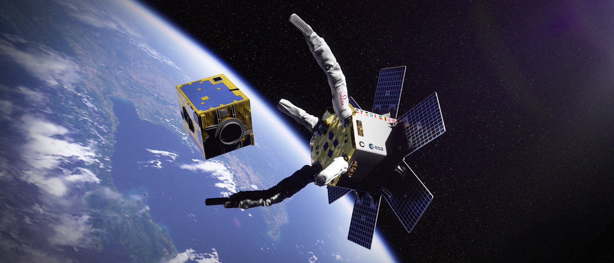 Ein Satellit mit vier Roboterarmen nähert sich einem kleineren, würfelförmigen Satelliten im Weltraum über der Erde. Der größere Satellit trägt das Logo der ESA (Europäische Weltraumorganisation) und hat mehrere Solarpaneele. Die Erde ist im Hintergrund sichtbar, mit klaren Details von Landmassen und Wolken.
