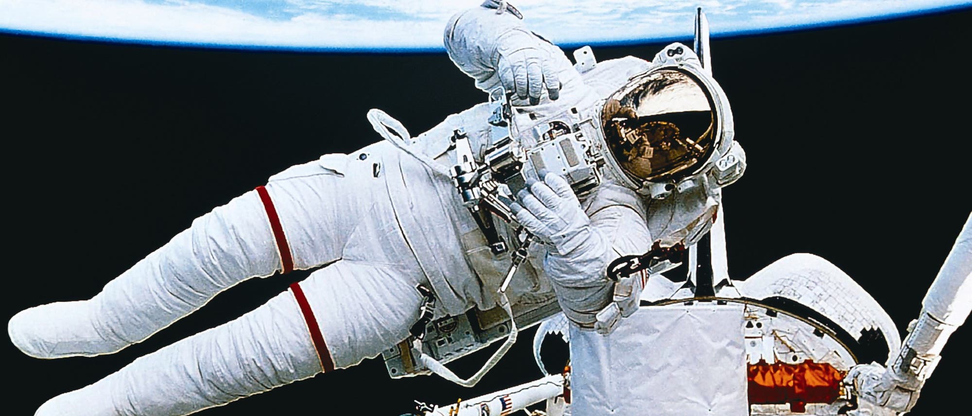 Astronaut bei Außenbordeinsatz