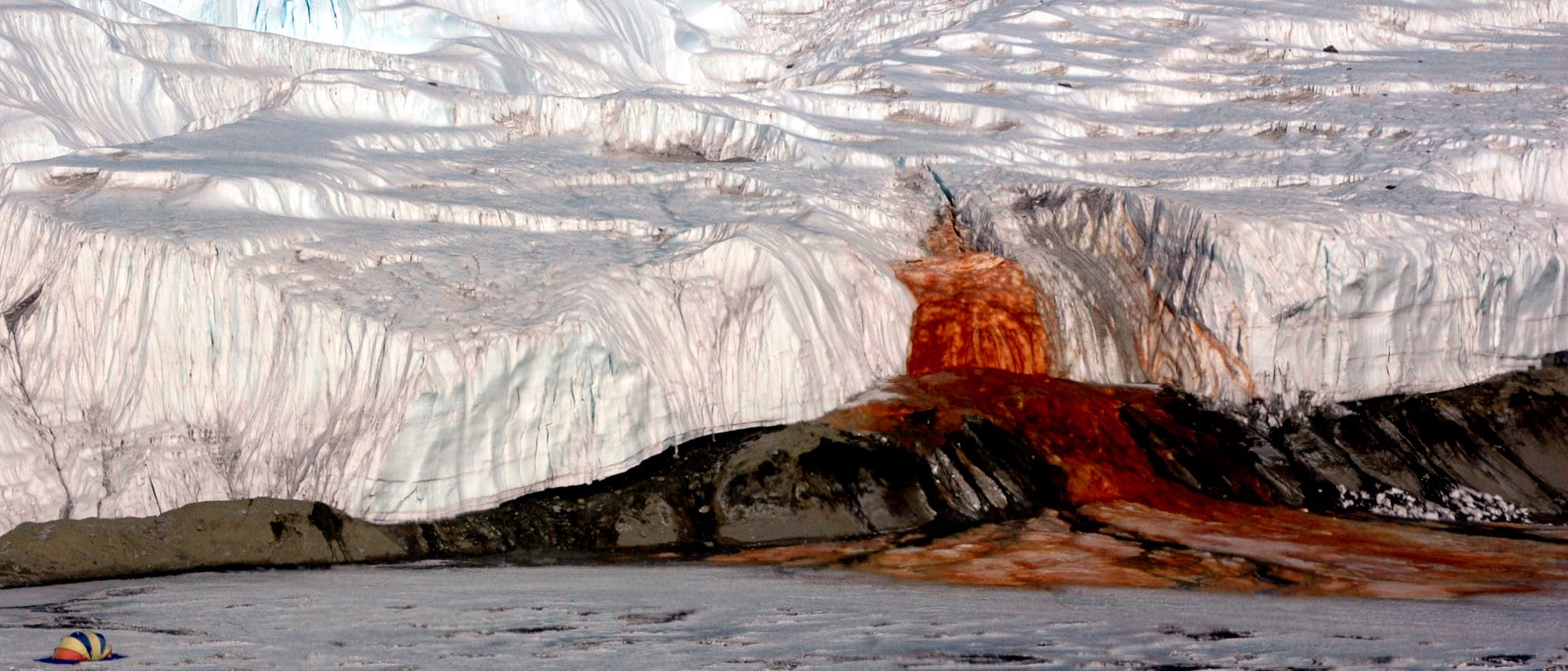 Aus dem Taylor-Gletscher sprudelt rostrotes Wasser