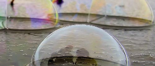 Seifenblasen auf Wasser