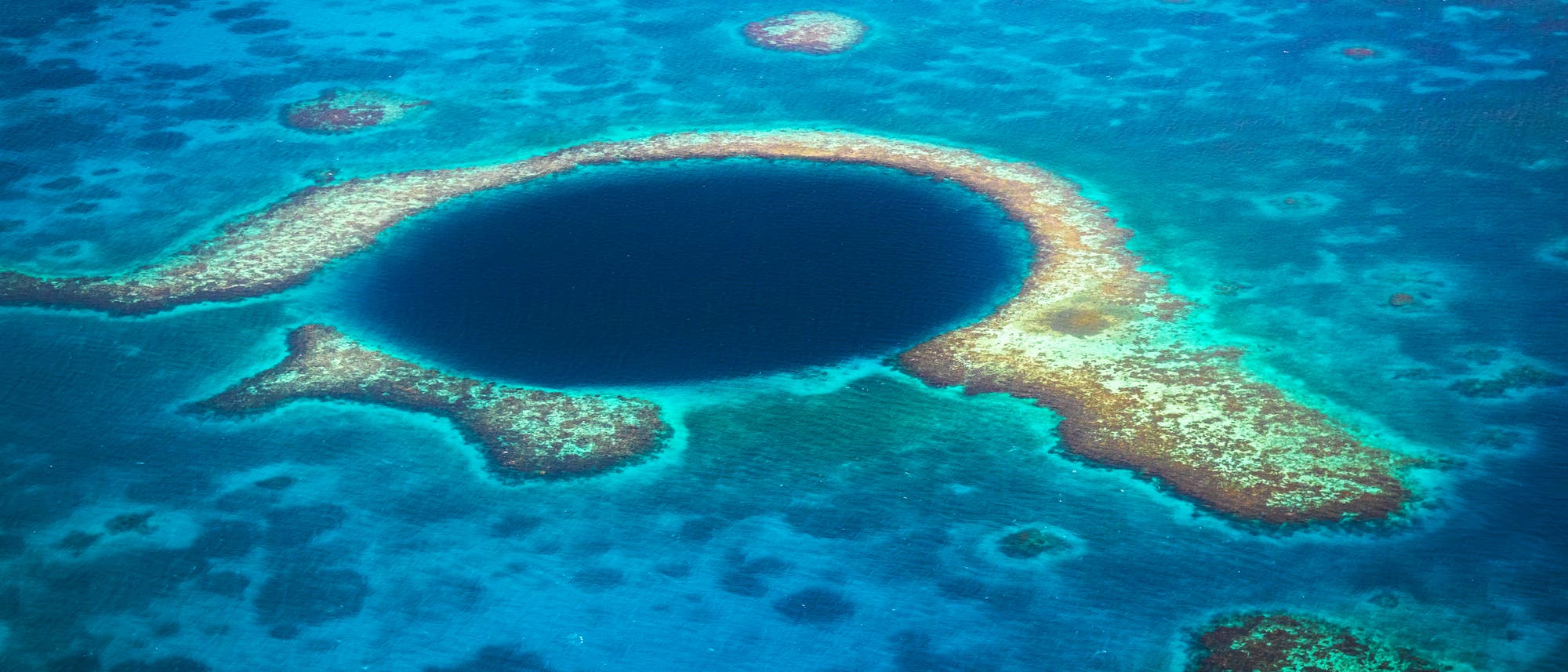 Das Sinkloch Blue Hole vor Belize in der Karibik