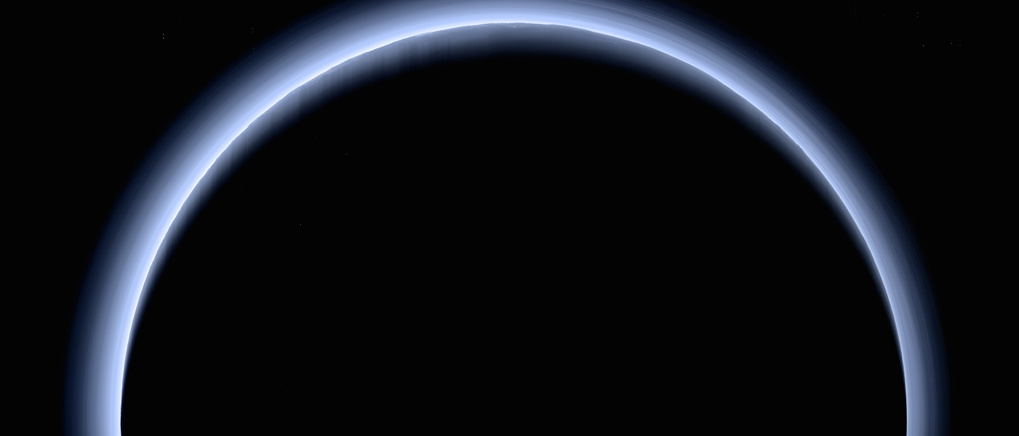 Ein Rückblick von New Horizons auf Pluto zeigt dessen Atmosphäre