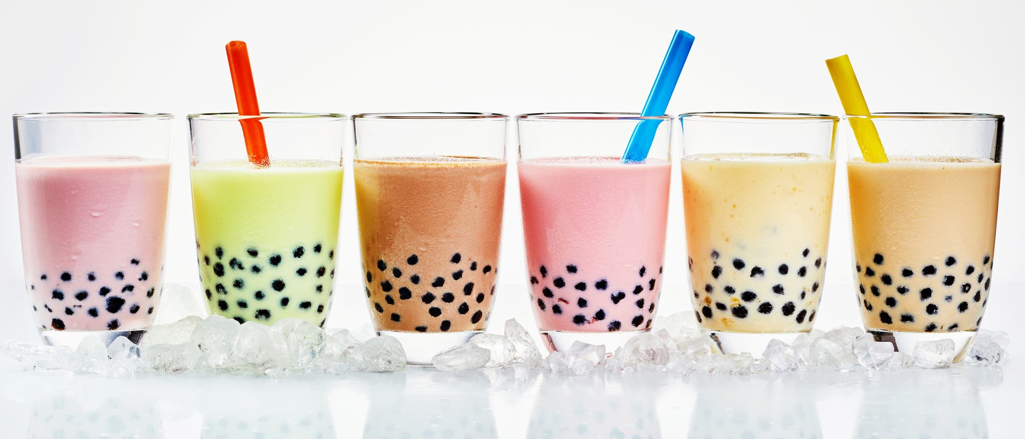 Bubble Tea, ein Mixgetränk aus Tee, Milch und Fruchtsirup, enthält als Besonderheit so genannte Popping Bobas, die beim Kauen zerplatzen.