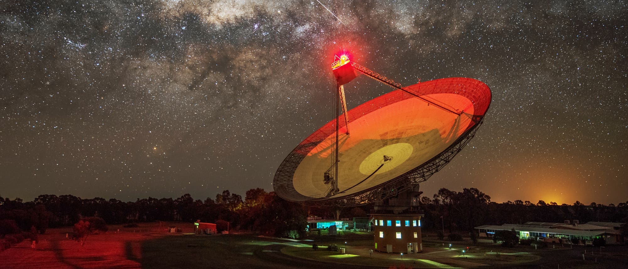 Das Parkes Teleskop in Australien bei Nacht. Es handelt sich dabei um ein Radioteleskop.