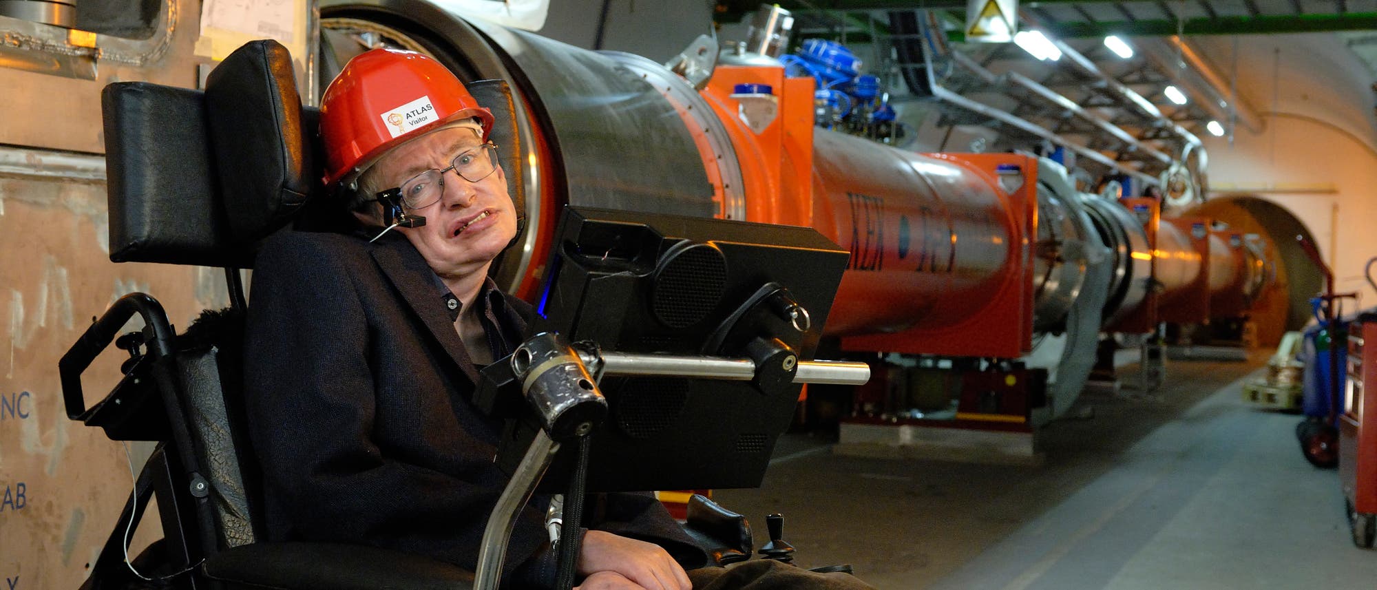 Hawking im Tunnel des Large Hadron Colliders (LHC) am CERN.