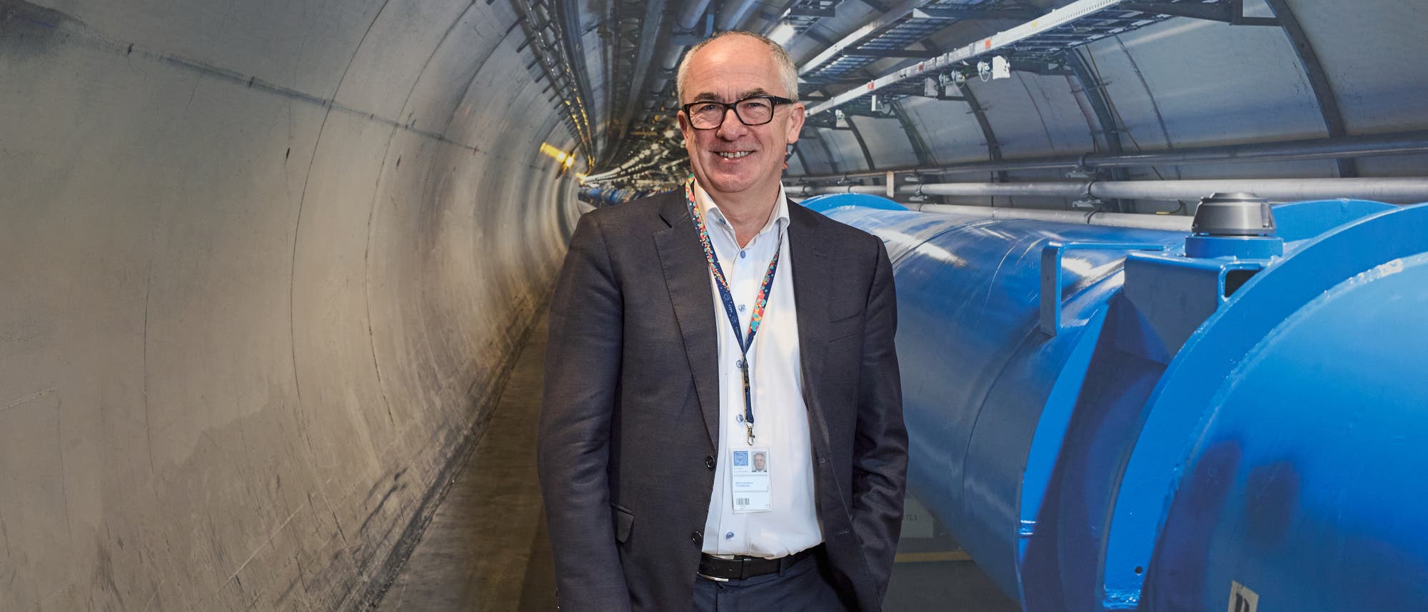 Der Teilchenphysiker Mark Thomson steht vor der Röhre im Tunnel des LHC