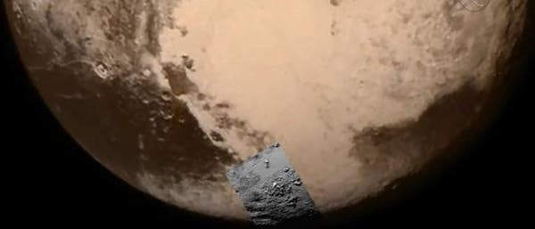 Kontextbild der ersten Detailaufnahme von Pluto (TV-Standbild)