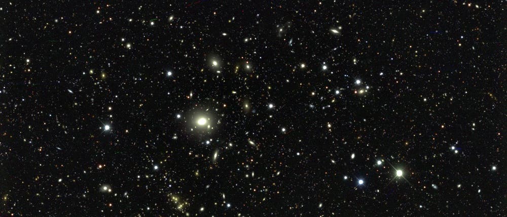 Zehn Gebiete am Himmel hat das DES-Team als »tiefe Felder« ausgewählt. Diese hat die Dark Energy Camera während der Durchmusterung mehrfach abgebildet, um einen Blick auf ferne Galaxien zu werfen und ihre 3D-Verteilung im Kosmos zu bestimmen. 