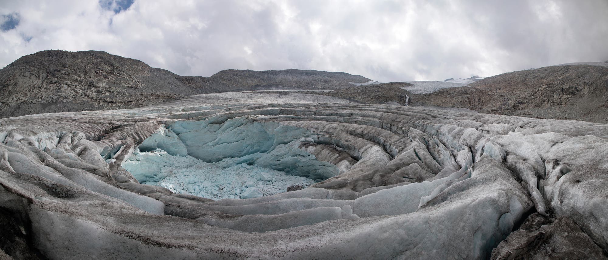 Einer der großen Gletscherkessel, die sich in den letzten Jahren im unteren Bereich des Lares-Gletschers in der Adamello-Presanella-Gruppe gebildet haben.