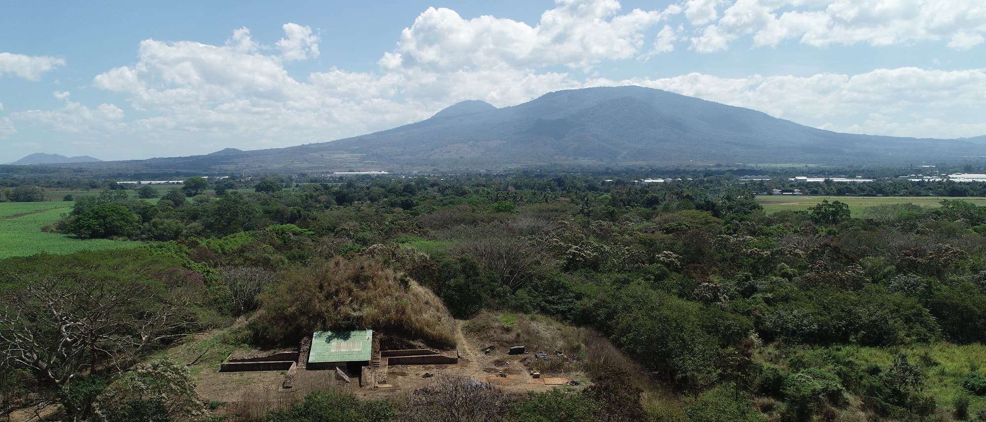 Die Pyramide oder Campana Struktur von San Andrés im Vordergrund, dahinter die Vulkanlandschaft von San Salvador.