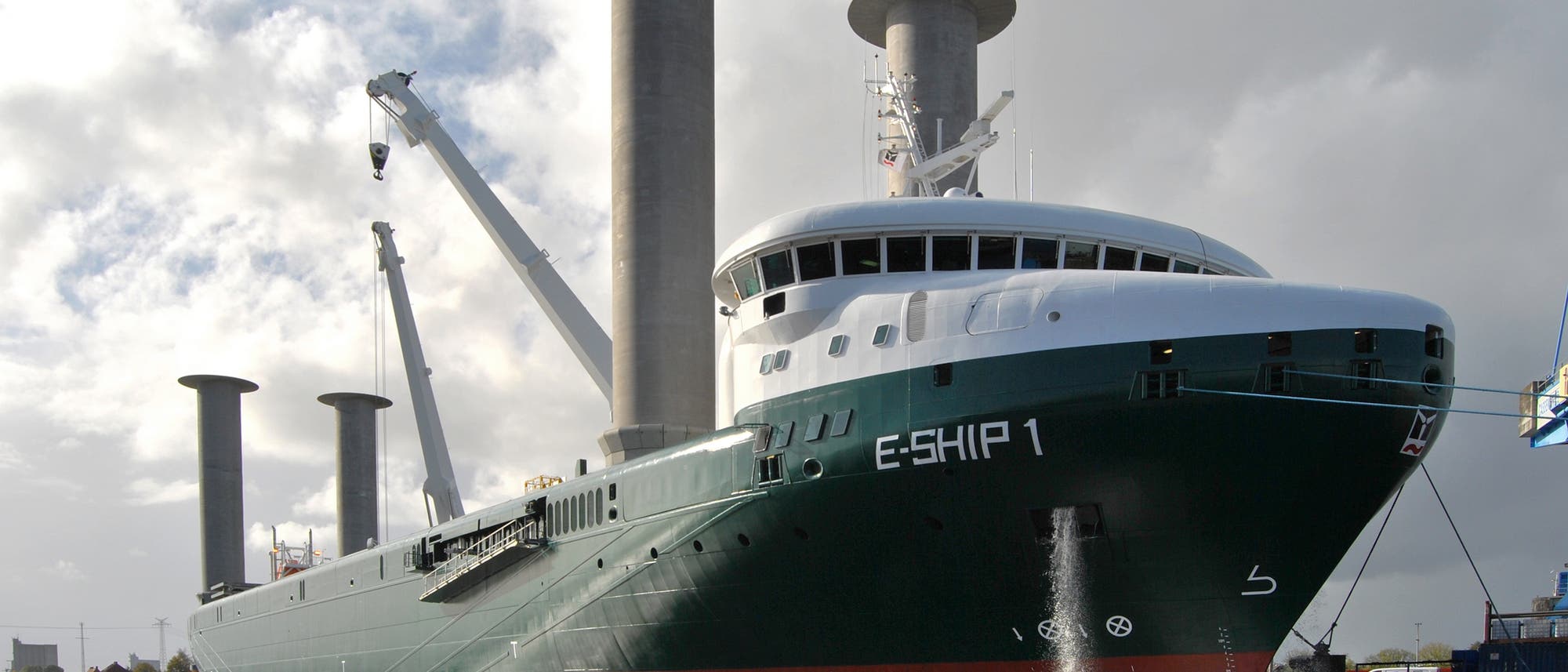 Das deutsche Frachtschiff E-Ship 1 im Emder Hafen