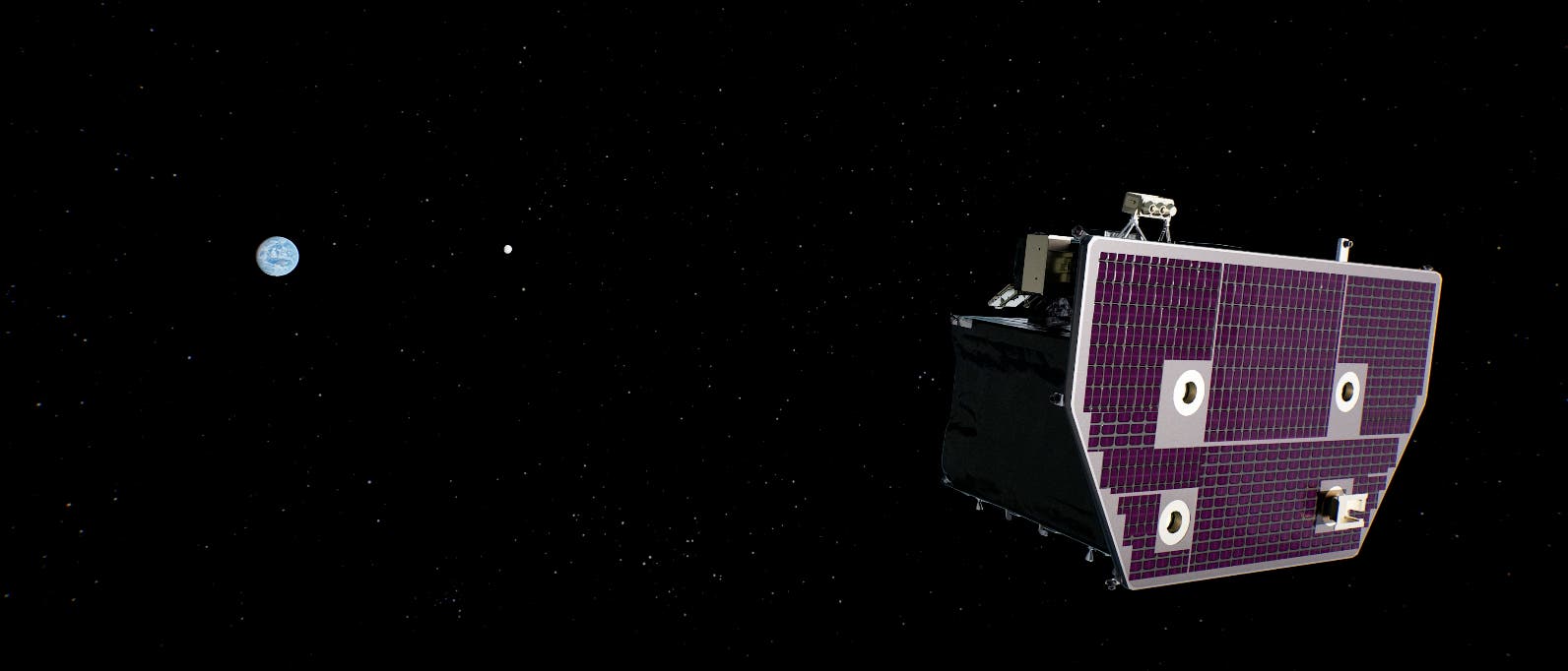 Ein Satellit mit gro&szlig;en Solarpaneelen schwebt im Weltraum. Im Hintergrund sind die Erde und der Mond zu sehen, umgeben von einem Sternenfeld. Der Satellit ist auf die Erde ausgerichtet und zeigt seine technische Struktur und Solarpaneele. Das Bild vermittelt den Eindruck von Raumfahrt und Technologie.