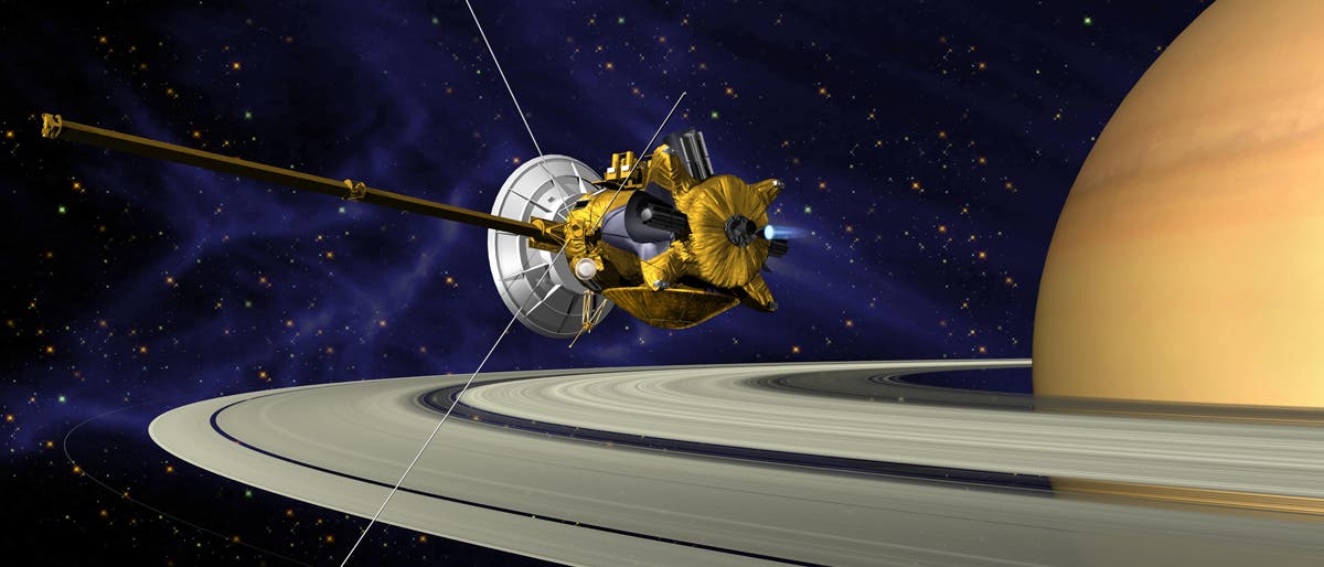 Die Raumsonde Cassini über den Ringen