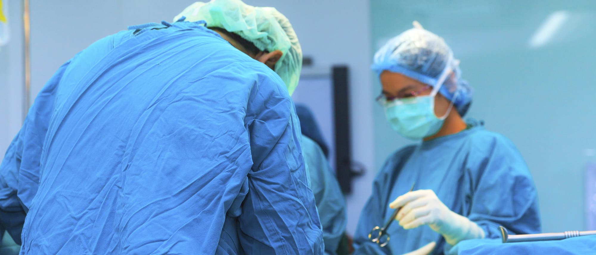 Ein chirurgisches Team operiert einen Patienten