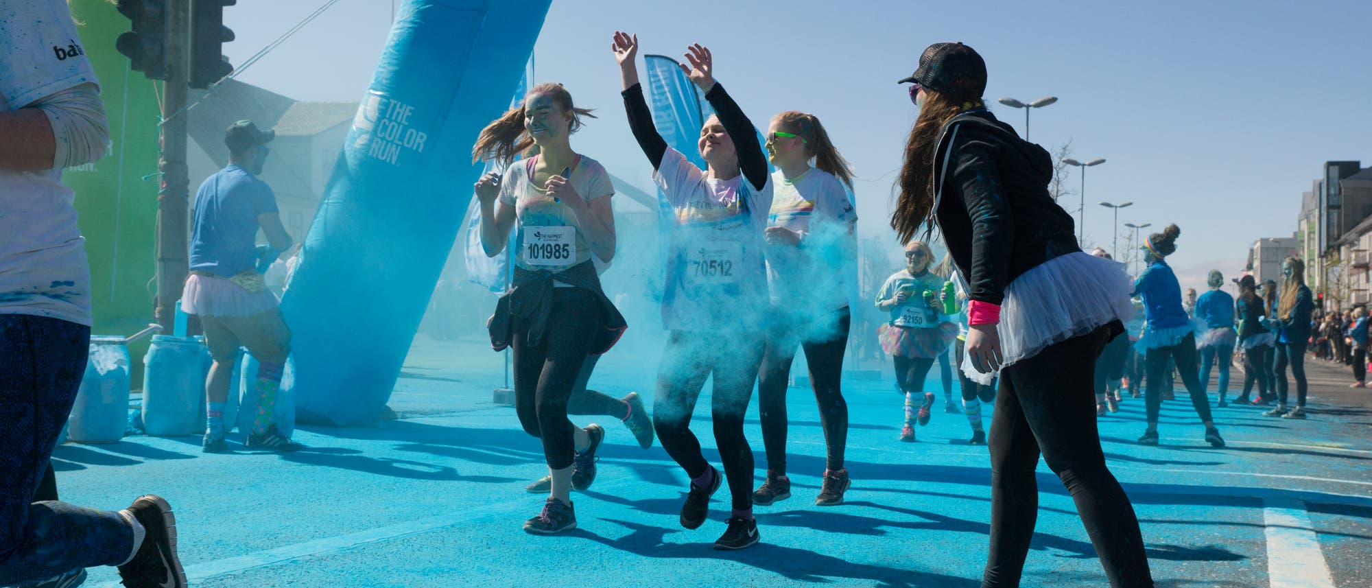Die Teilnehmer des Reykjavik Color Run erreichen das Ziel.