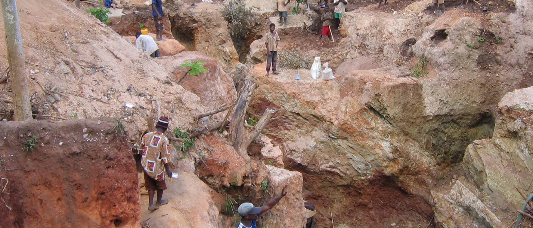 Knochenarbeit in einer kleinen Mine in Zentralafrika
